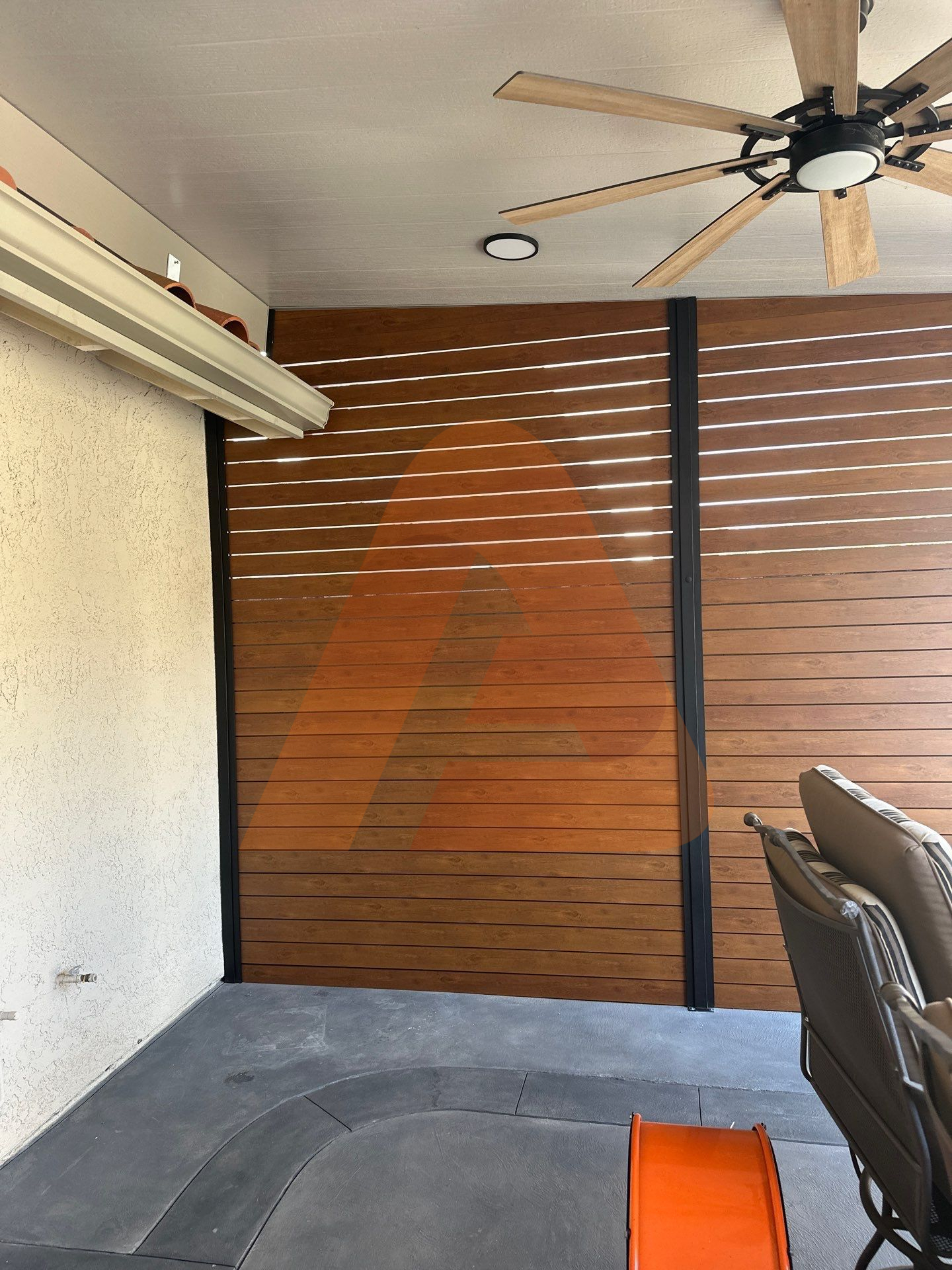 ALU40 woodgrain fence construction field view