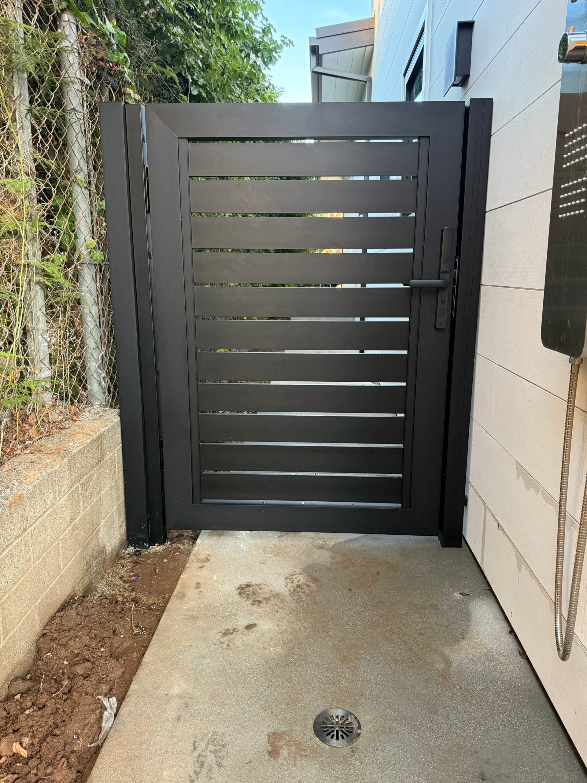 ALU40 Contractor Line aluminum gate with full-frame construction