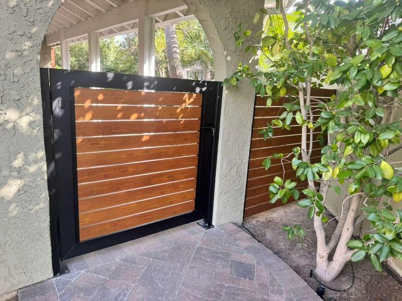 ALU40 woodgrain aluminum fence project view