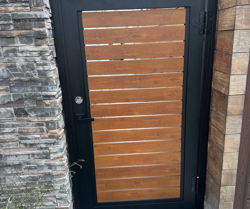 ALU40 wood-look aluminum fence installation detail