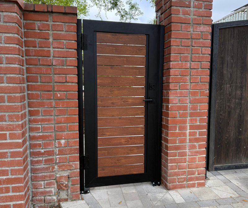 ALU40 woodgrain fence finish detail