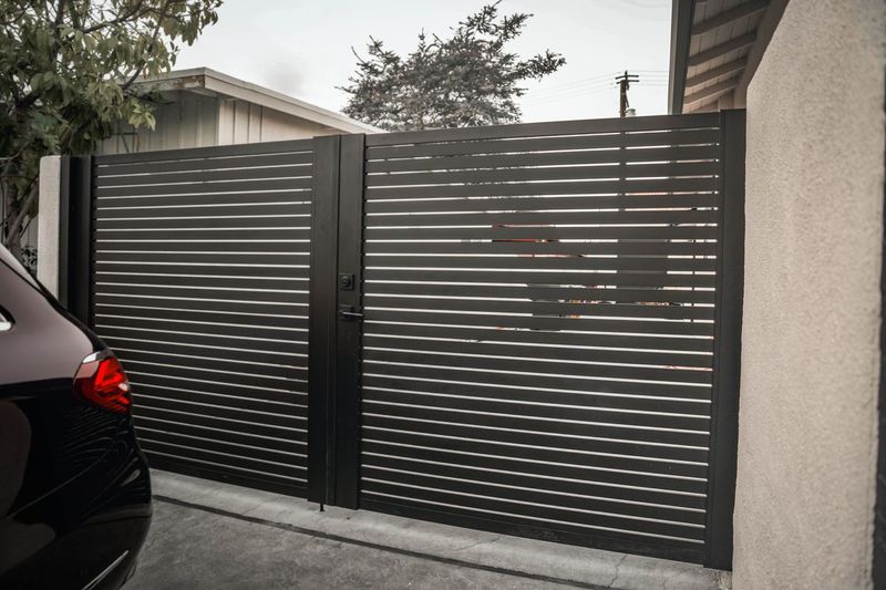 Premium Aluminum Construction - ALU60 T&G Universal DIY 4x6 gate