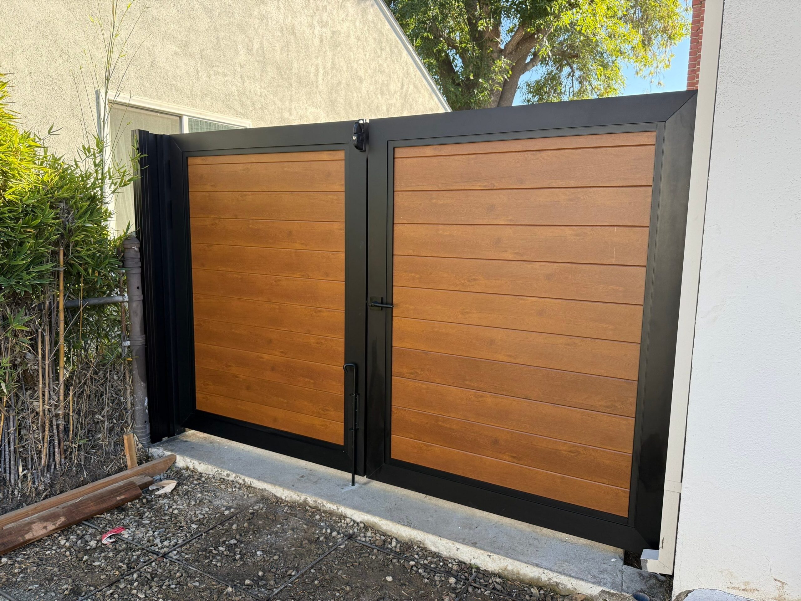 Aluglobus aluminum gate and fence system with clean structural support lines