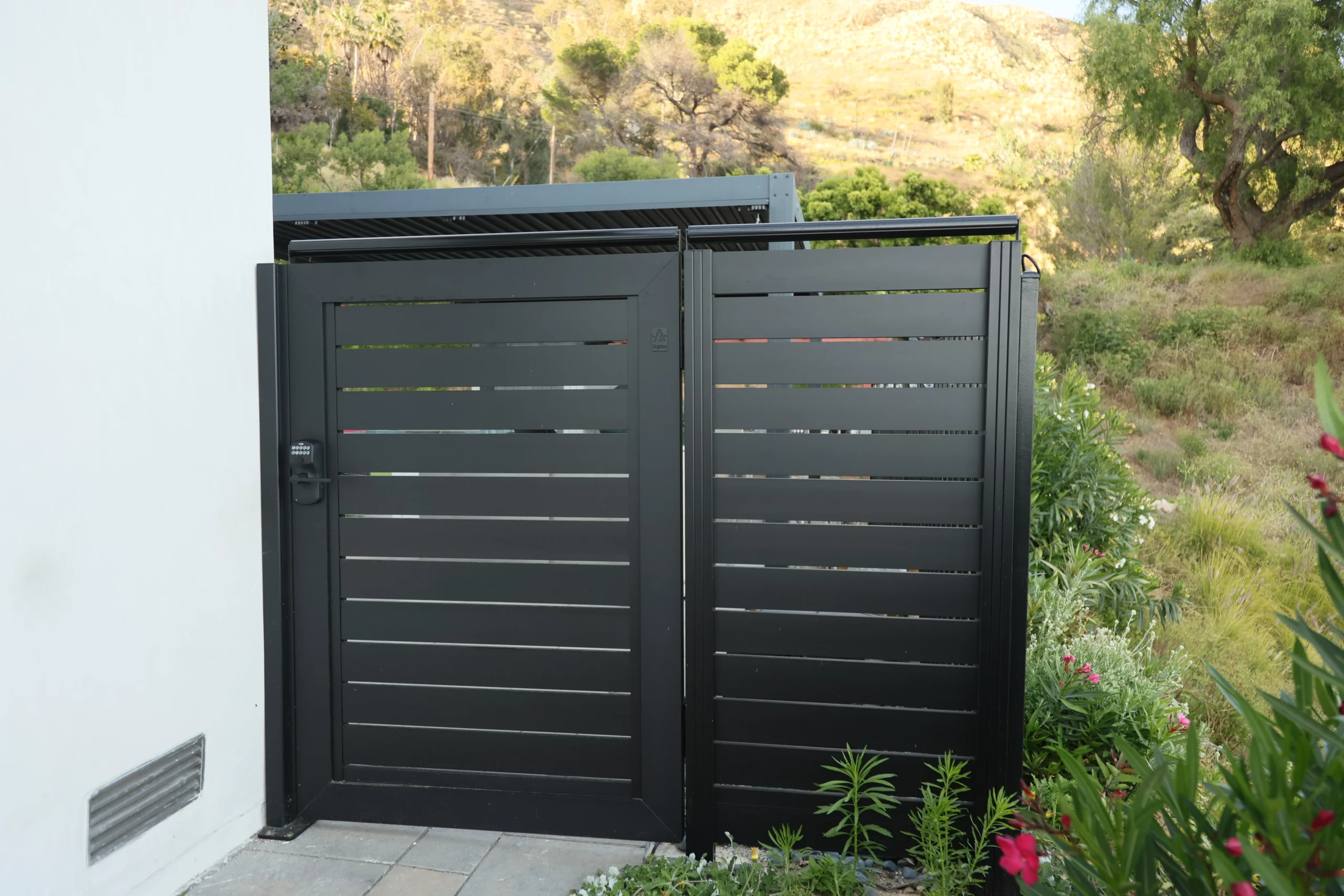 Full black aluminum gate with coyote roller system