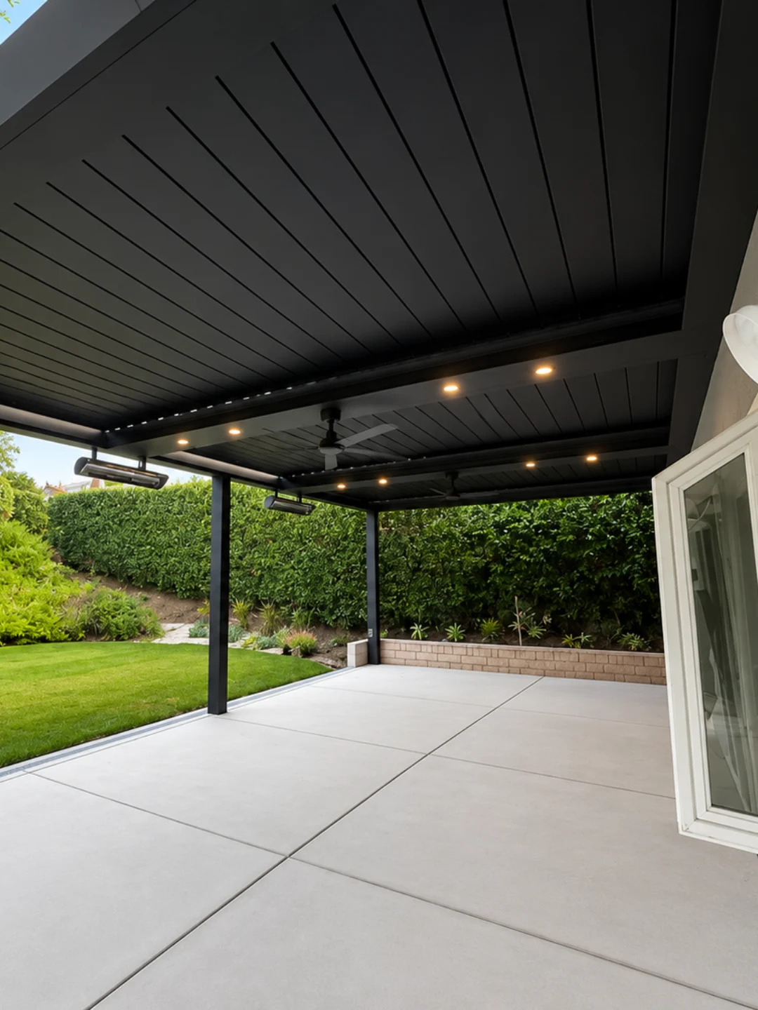 Weather-adaptive architectural aluminum louver patio