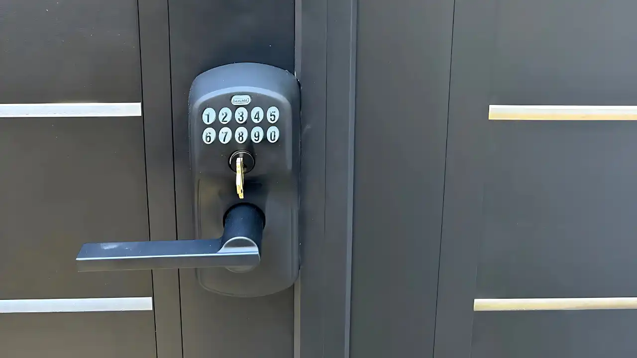 Complete Guide to Gate Hardware La Cañada Flintridge | Aluglobusfence.com